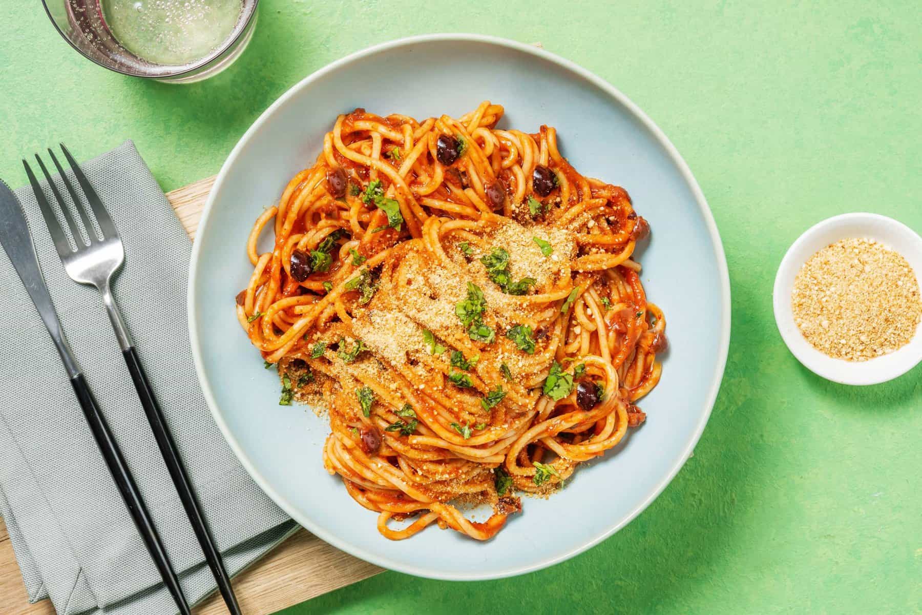 Spaghetti alla Napoletana mit Kalamata-Oliven von HelloFresh