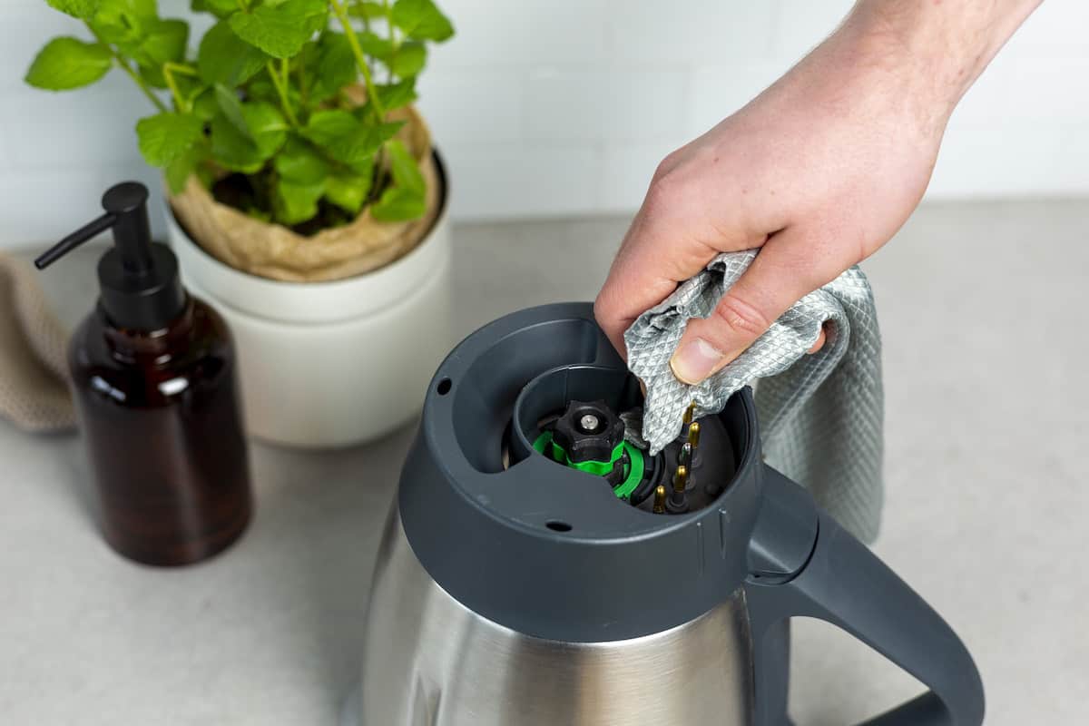 Die Kontakte des Thermomix® reinigen – Foto: Kathrin Knoll