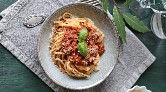 Spaghetti Bolognese mit einem Blatt Basilikum von oben fotografiert – Foto: Alexandra Panella