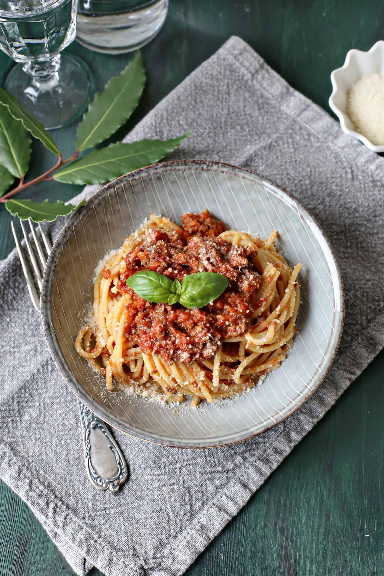 Spaghetti Bolognese mit einem Blatt Basilikum von oben fotografiert – Foto: Alexandra Panella