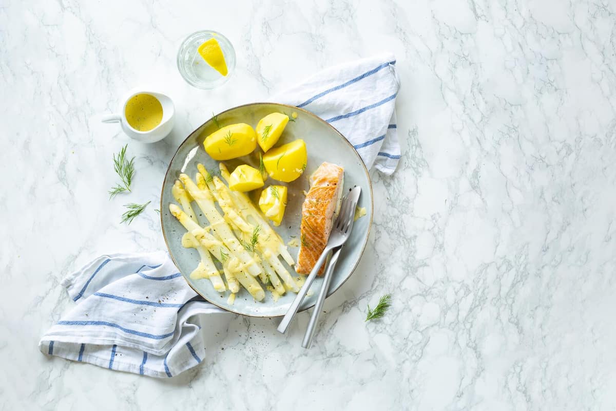 Spargel mit Hollandaise, Kartoffeln und Lachs – Foto: Kathrin Knoll