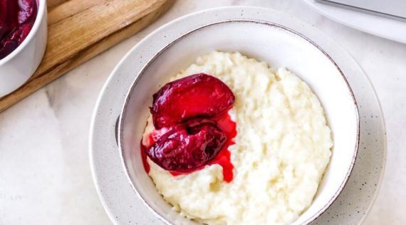 Schale mit Milchreis von oben fotografiert, daneben ein Holzbrett und der Thermomix®