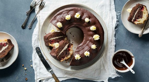 Donauwellen-Gugelhupf mit dem Thermomix®. Angeschnitten von oben fotografiert auf einem hellen Tuch. – Foto: Anna Gieseler