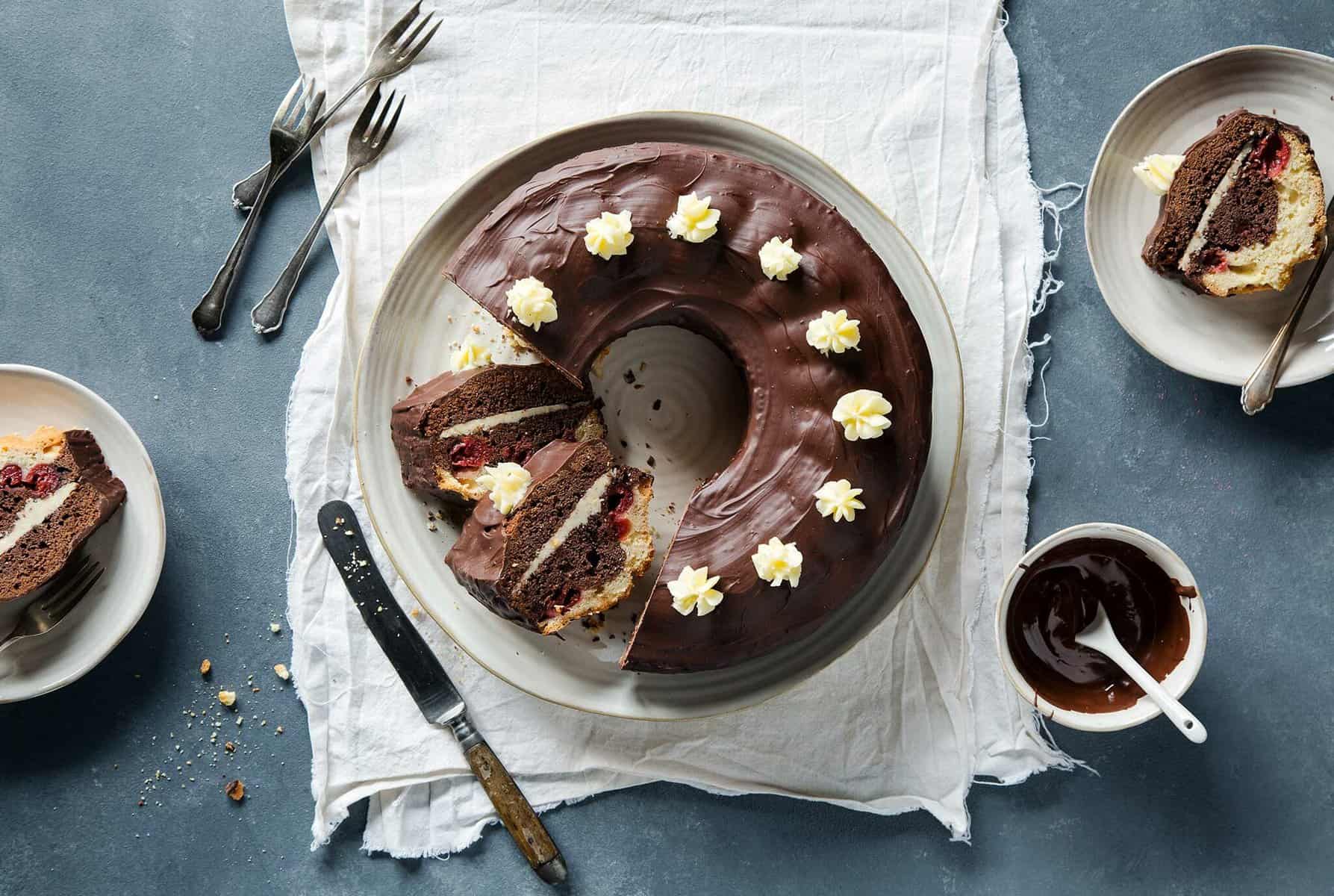 Donauwellen-Gugelhupf mit dem Thermomix®. Angeschnitten von oben fotografiert auf einem hellen Tuch. – Foto: Anna Gieseler