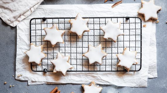 Klassische Zimtsterne von oben auf einem Gitter fotografiert – Foto: Anna Gieseler
