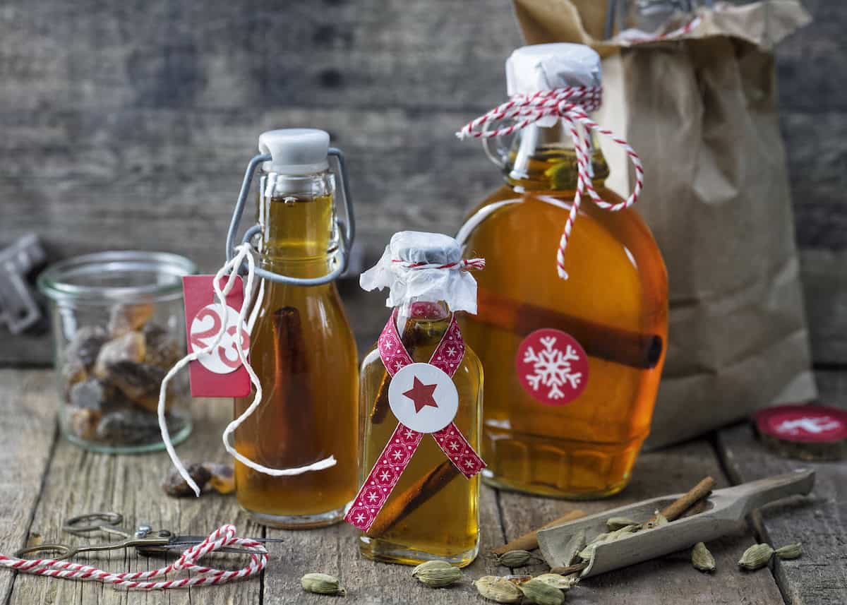 Drei kleine Flaschen mit Fruchtigem Gewürzlikör – Foto: Frauke Antholz