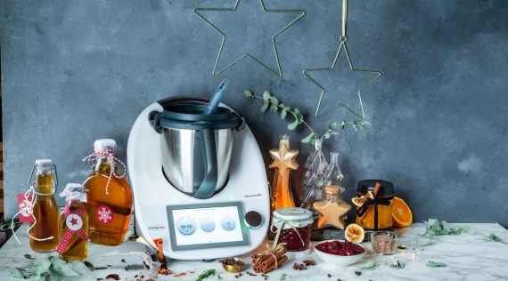 Der Thermomix® umgeben von Flaschen mit Likör – Foto: Anna Gieseler