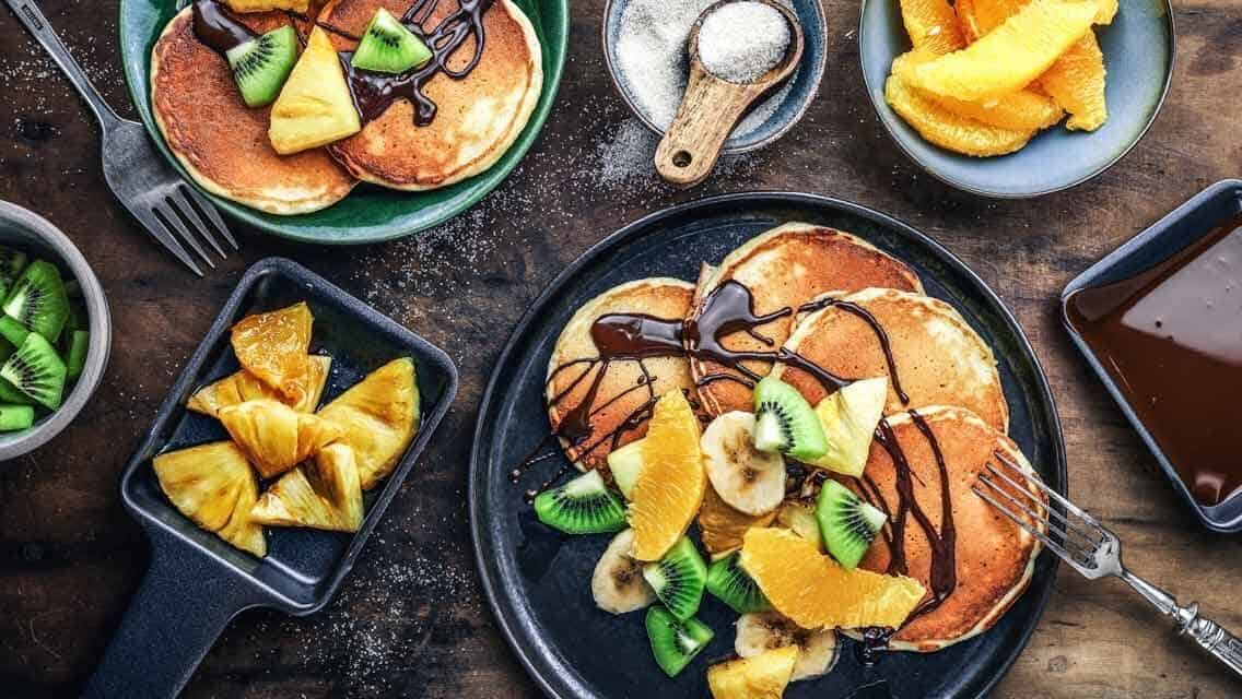 Raclette mit Pancakes, Früchten und Schokolade von oben fotografiert