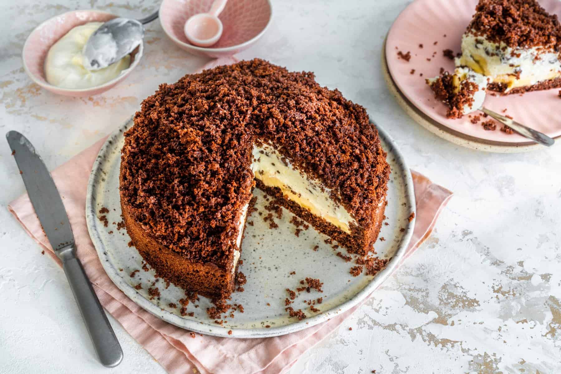 Klassischer Maulwurfkuchen von oben fotografiert, angeschnitten – Foto: Tina Bumann