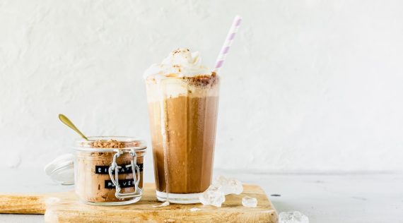 Ein Glas mit Eiskaffee, daneben eins mit Eiskaffeepulver