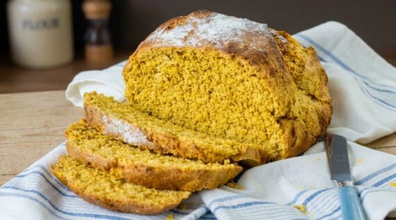 Mischbrot mit gelblicher Krume, angeschnitten auf einem Tuch