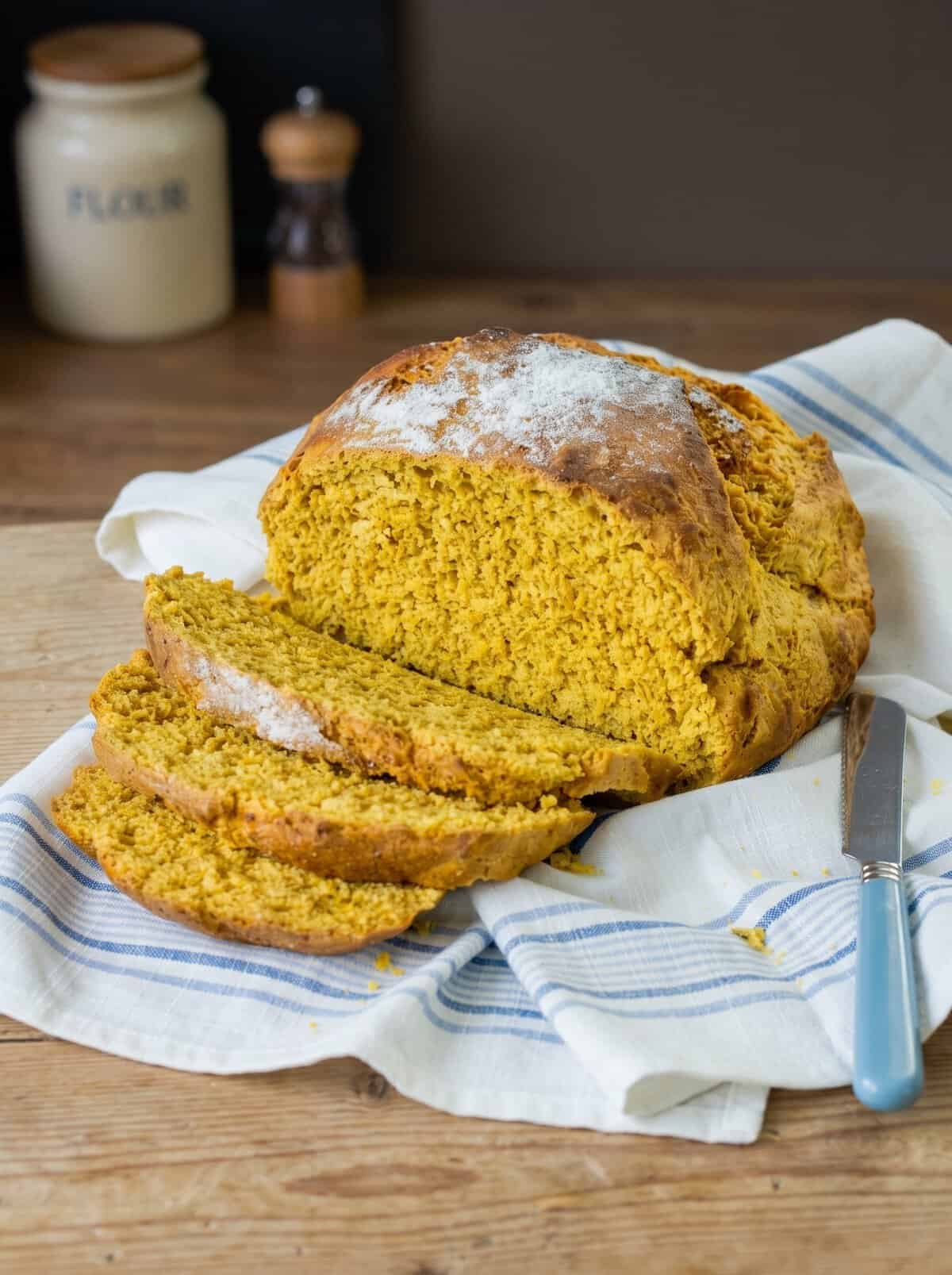 Mischbrot mit gelblicher Krume, angeschnitten auf einem Tuch