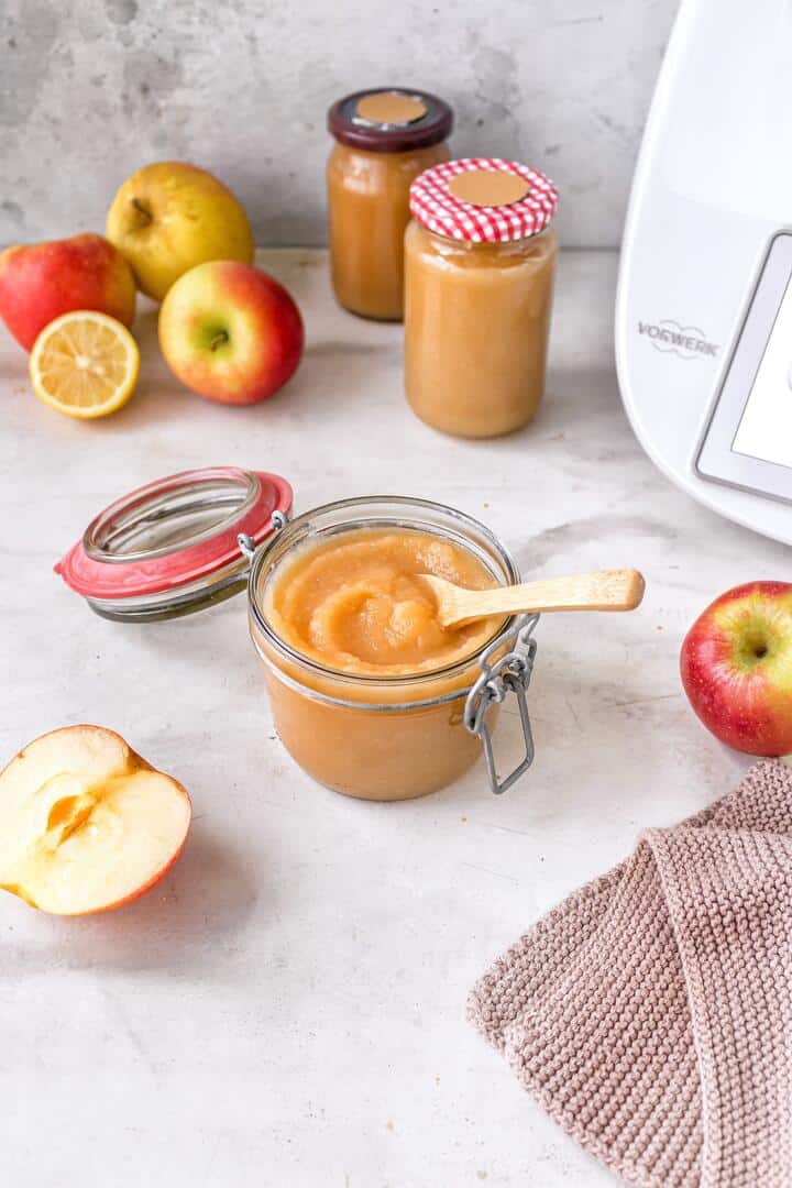 Mehrere Gläser Apfelmus vor einem Thermomix®