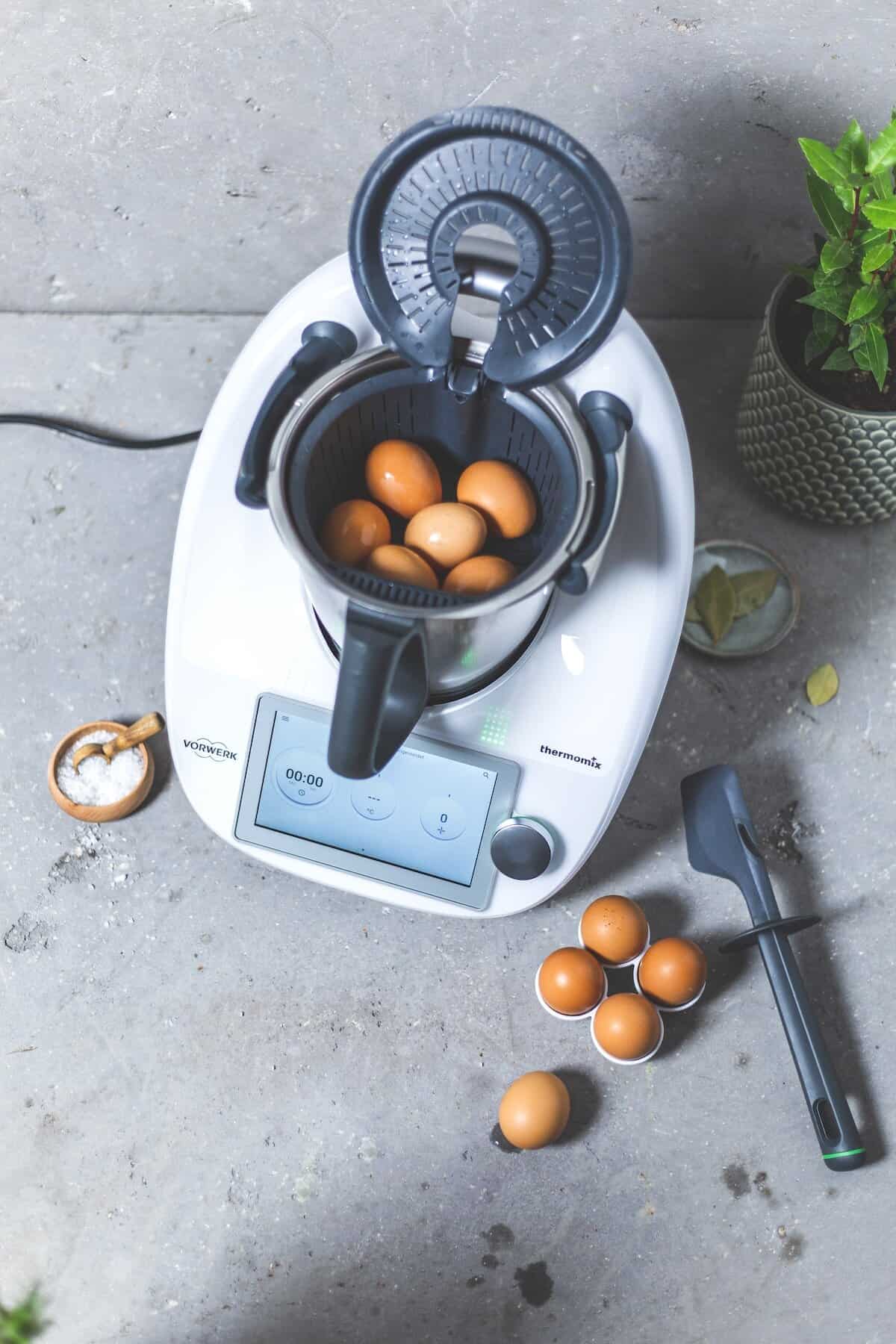 Der Thermomix® mit Eiern im Garkorb, von oben fotografiert