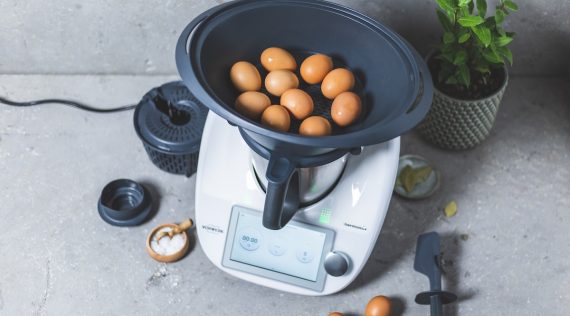 Der Thermomix® mit Eiern im Varoma®, von oben fotografiert