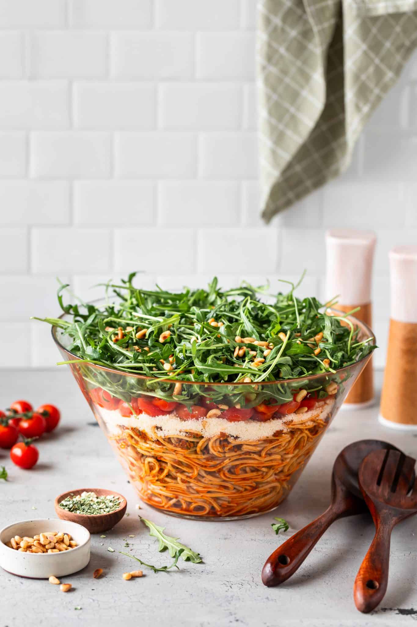 Italienischer Spaghetti-Schichtsalat – Rezept für den Thermomix®