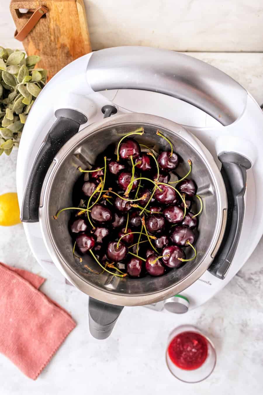 Kirschen im Mixtopf des Thermomix®, von oben fotografiert