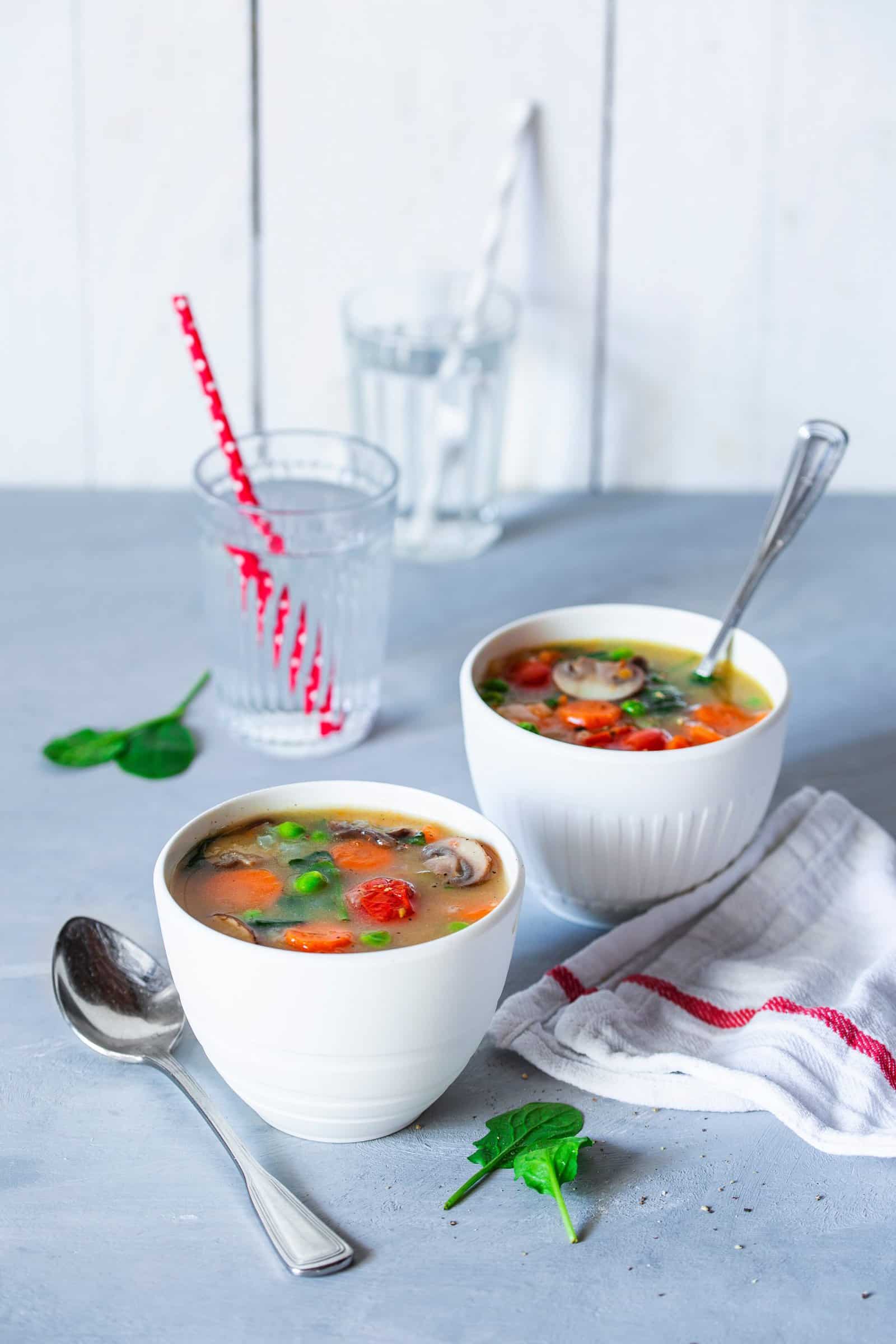 Zwei Schalen mit Gemüsesuppe – Foto: Anna Gieseler