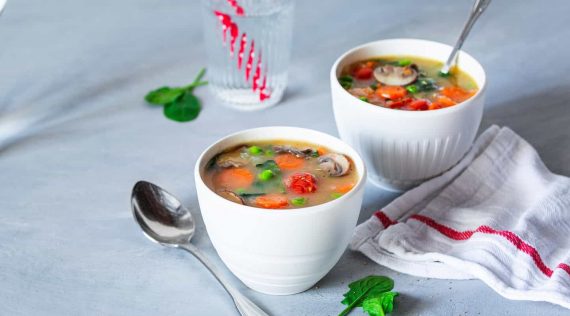 Zwei Schalen mit Gemüsesuppe – Foto: Anna Gieseler