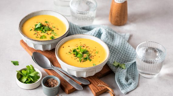 Zwei Schalen mit Kartoffelsuppe und Kräutern – Foto: Anna Gieseler