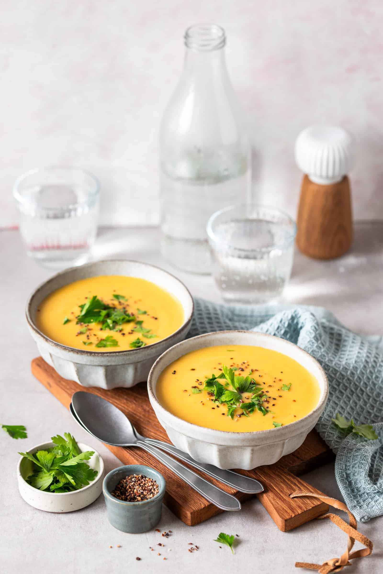 Zwei Schalen mit Kartoffelsuppe und Kräutern – Foto: Anna Gieseler