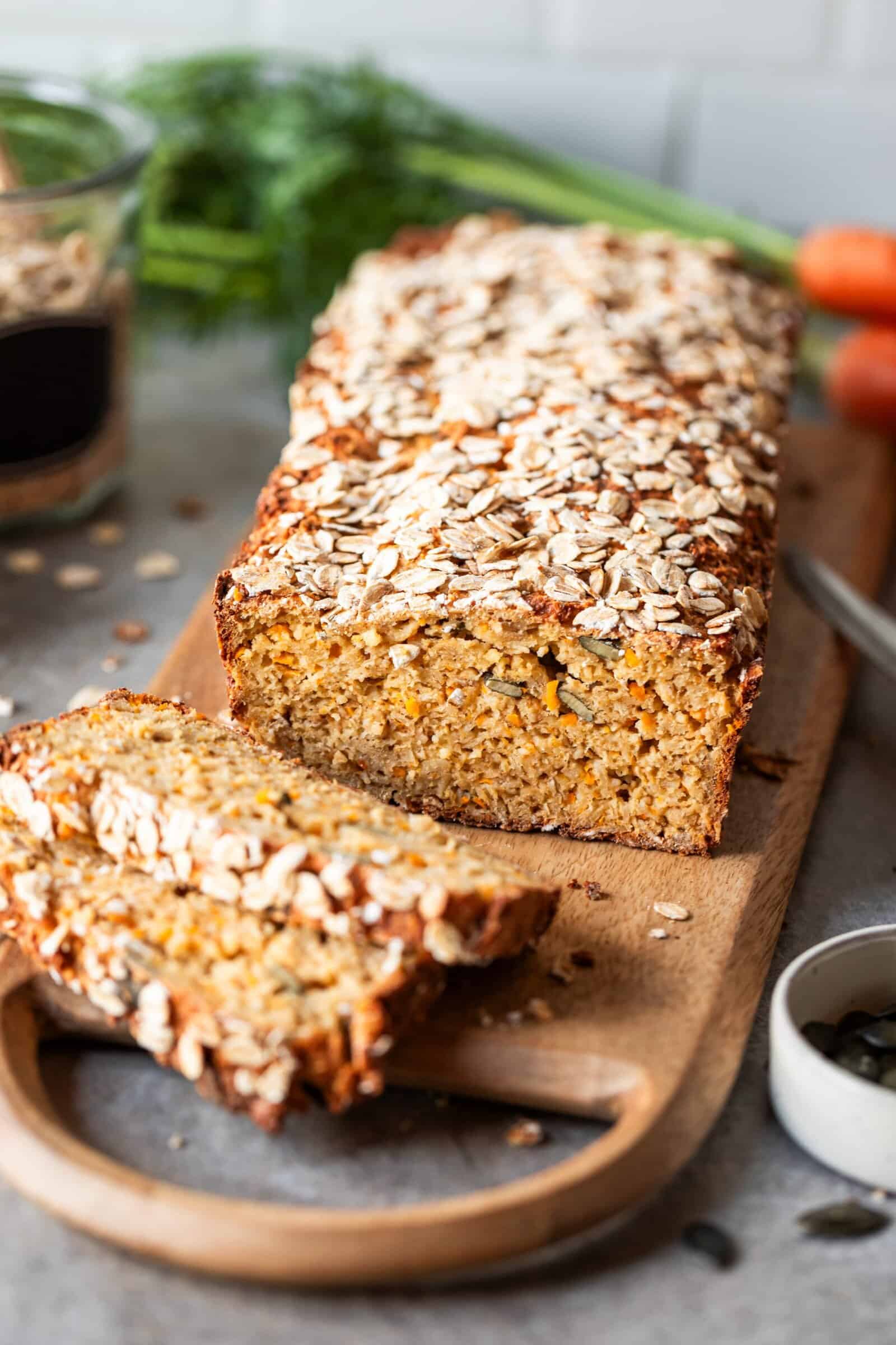 Saftiges Vollkornbrot, angeschnitten auf einem Holzbrett