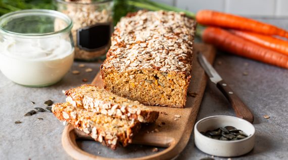 Saftiges Vollkornbrot, angeschnitten auf einem Holzbrett