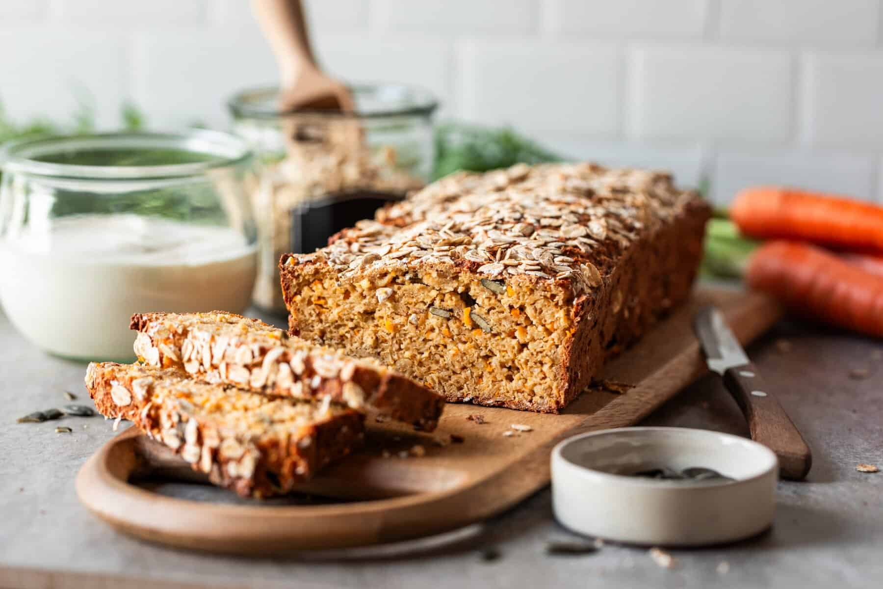 Saftiges Vollkornbrot, angeschnitten auf einem Holzbrett