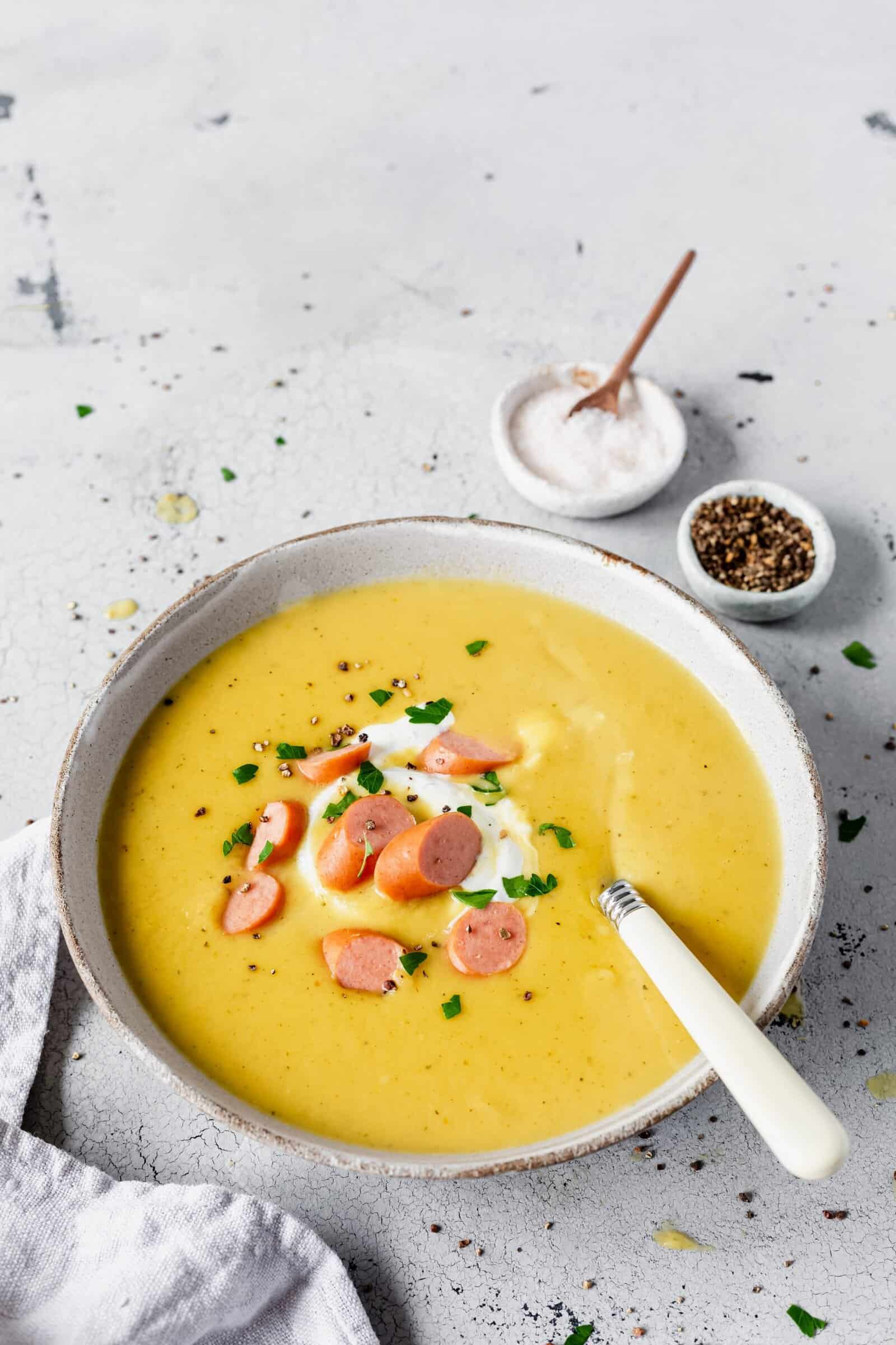 Ein Teller Kartoffelcremesuppe mit Würstchen in Scheiben – Foto: Désirée Peikert