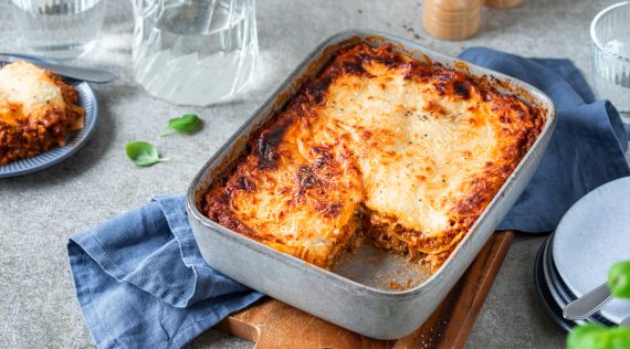 Fitness Lasagne im Thermomix® mit Hüttenkäse-Proteinsoße, goldbraun überbacken in einer grauen Auflaufform