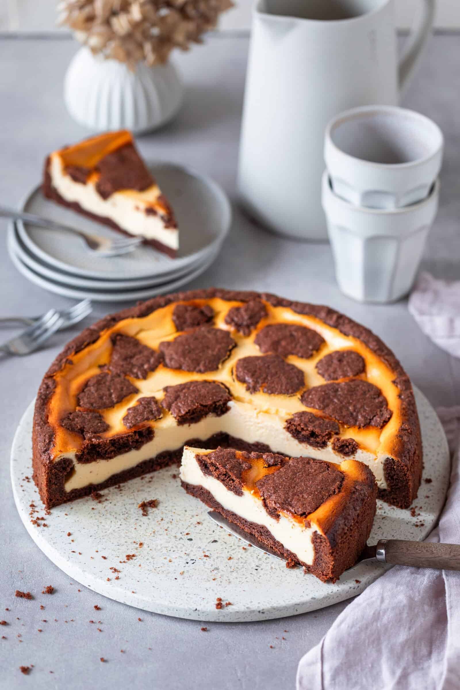 Angeschnittener Russischer Zupfkuchen auf einer Platte, ein Stück steht im Vordergrund quer. – Foto: Anna Gieseler