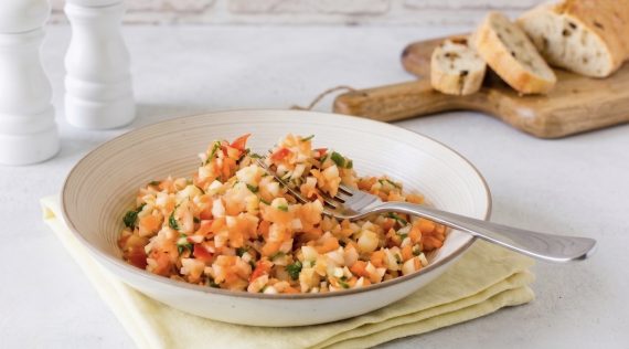 Ein Teller mit Rohkostsalat, der Äpfel und Karotten enthält