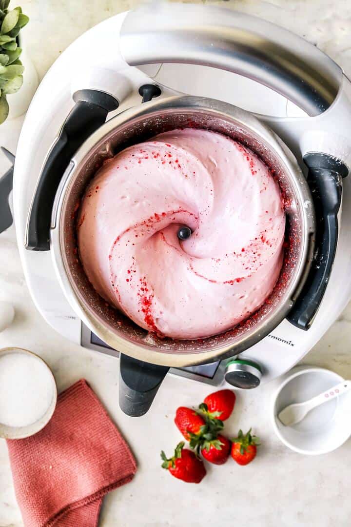 Der Thermomix® von oben fotografiert, im Mixtopf rosafarbenes Softeis
