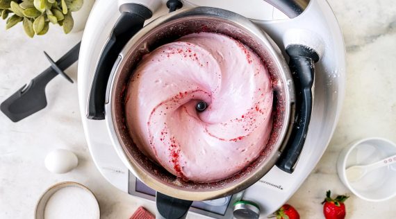 Der Thermomix® von oben fotografiert, im Mixtopf rosafarbenes Softeis