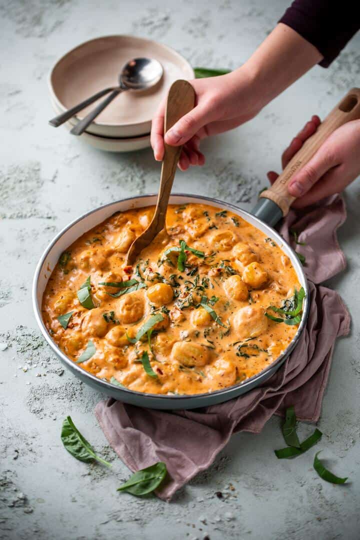 Eine Pfanne mit Gnocchi in cremiger Soße – Foto: Anna Gieseler