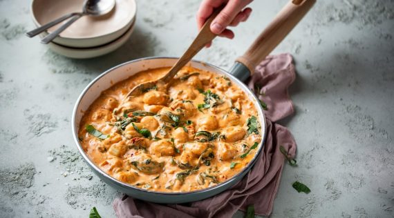Eine Pfanne mit Gnocchi in cremiger Soße – Foto: Anna Gieseler