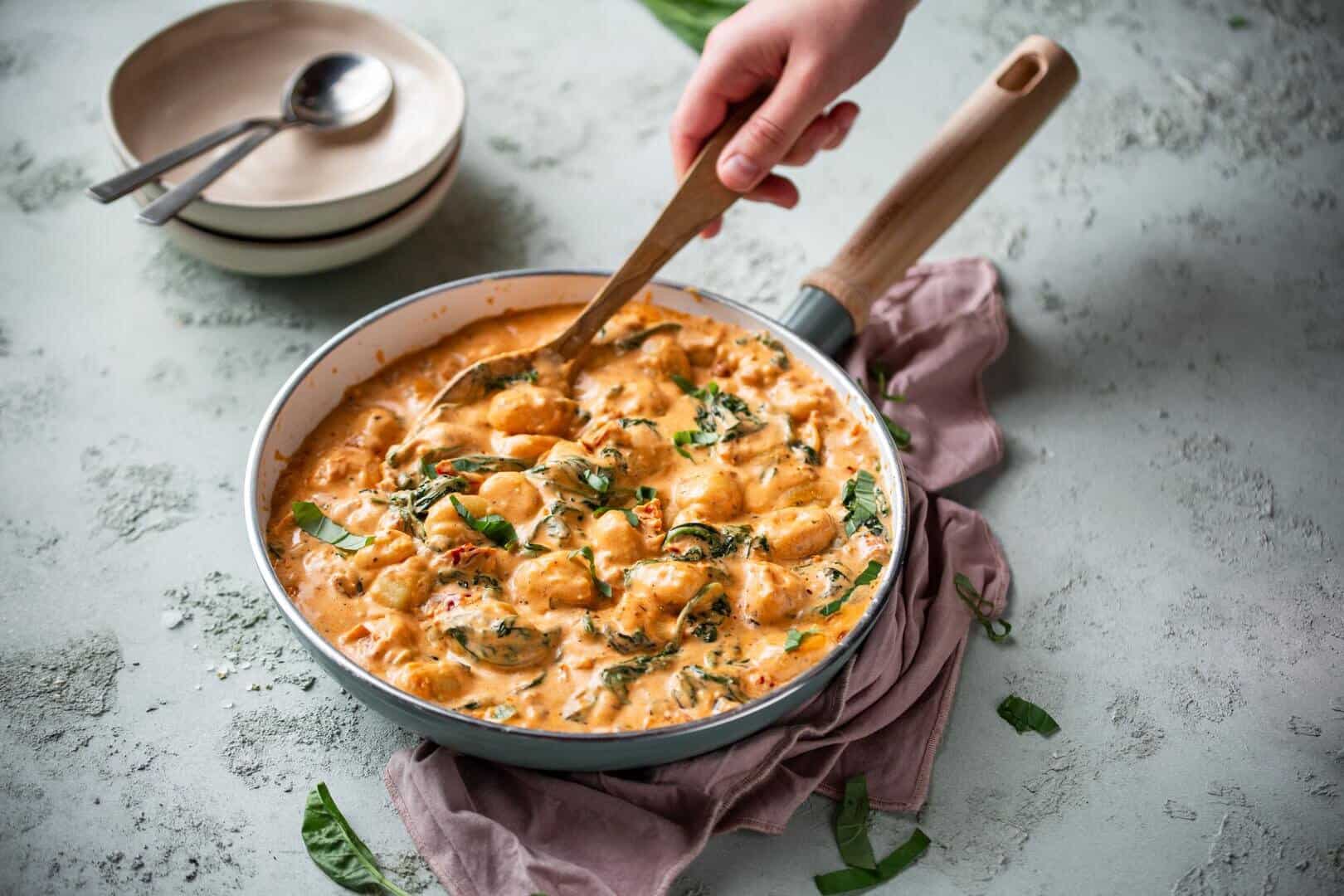 Eine Pfanne mit Gnocchi in cremiger Soße – Foto: Anna Gieseler