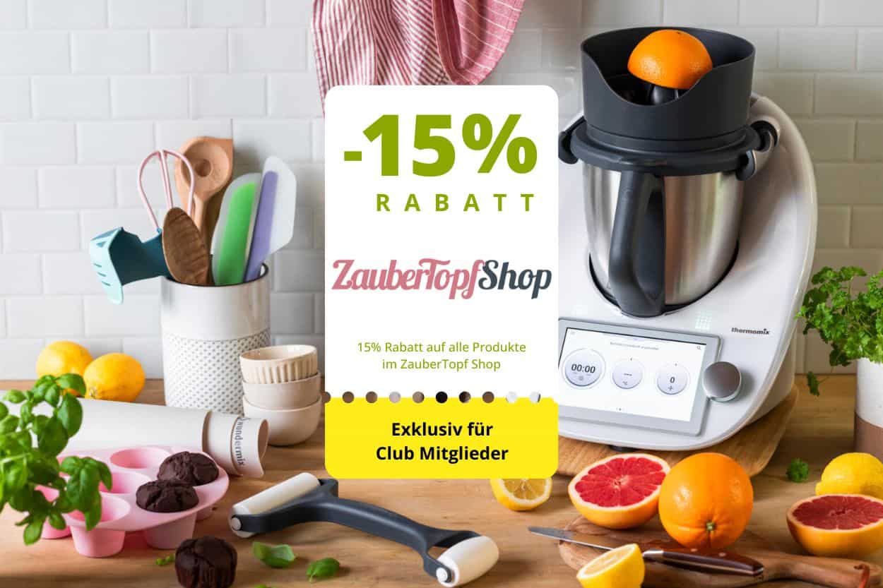 Ein Thermomix® und Küchenzubehör. Davor ein Schriftzug: 15 % Rabatt im ZauberTopf Shop