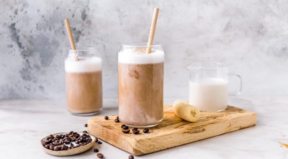 Zwei Gläser mit einem kühlen Kaffeegetränk