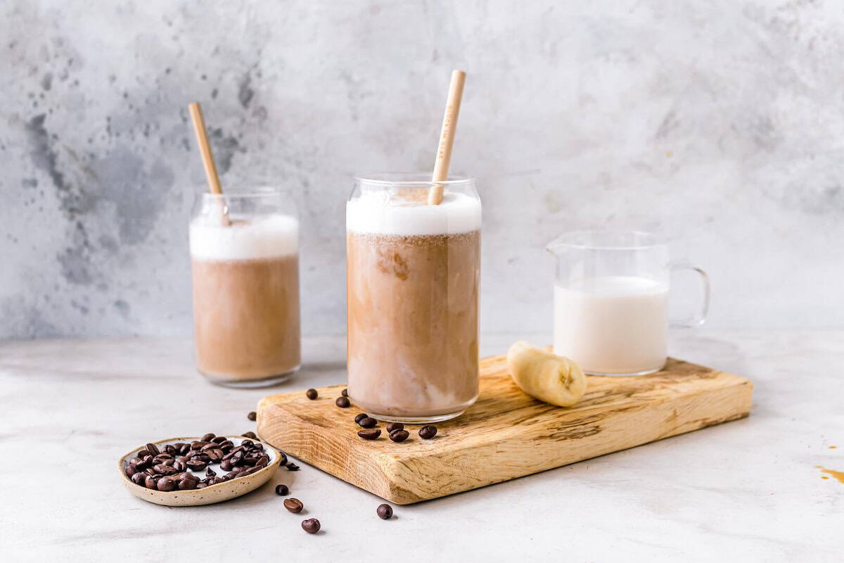 Zwei Gläser mit einem kühlen Kaffeegetränk