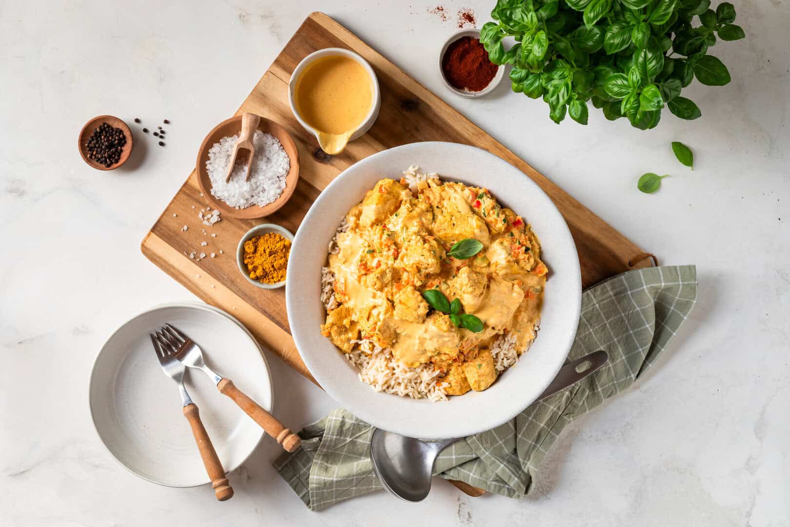 Ein Teller mit Hähnchenfilet in cremiger Soße und Reis, von oben fotografiert – Foto: Anna Gieseler