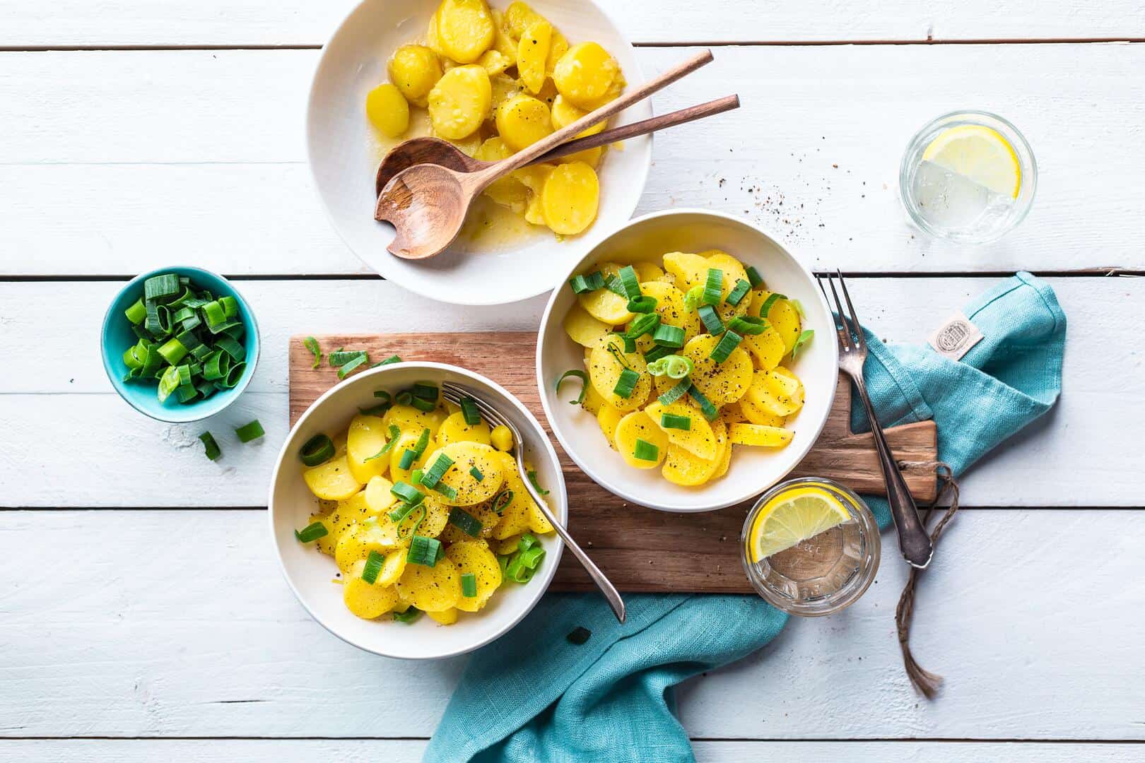 Zwei Schalen mit Kartoffelsalat ohne Mayo von oben fotografiert