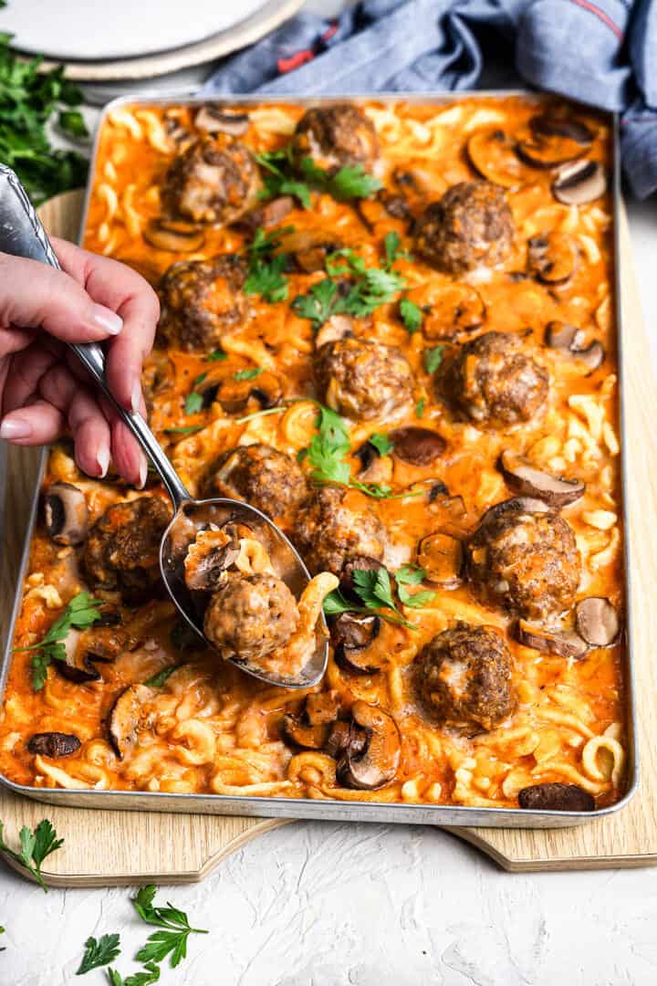 Hackbällchen-Jäger-Feierabendblech mit Spätzle und Champignons