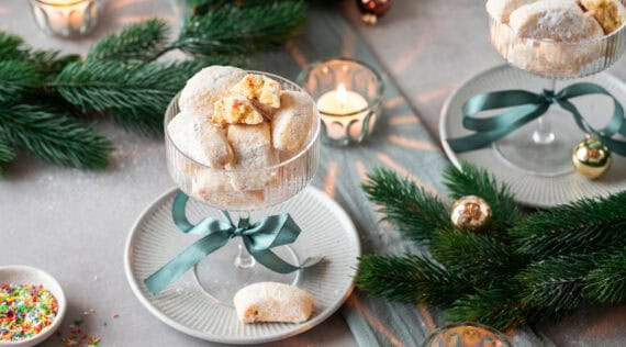 Ein Glas mit Plätzchen in weihnachtlicher Dekoration