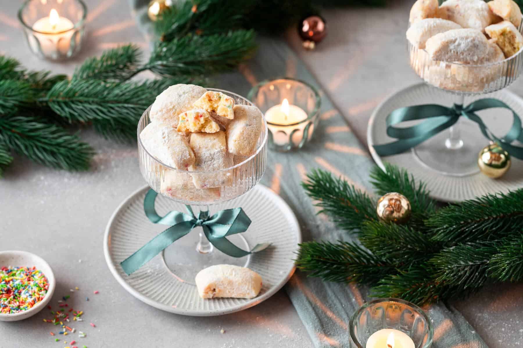 Ein Glas mit Plätzchen in weihnachtlicher Dekoration