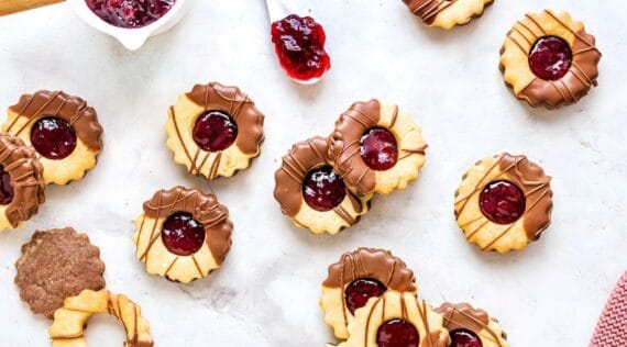 Plätzchen aus hellem und dunklem Teig mit Marmelade und Schokolade