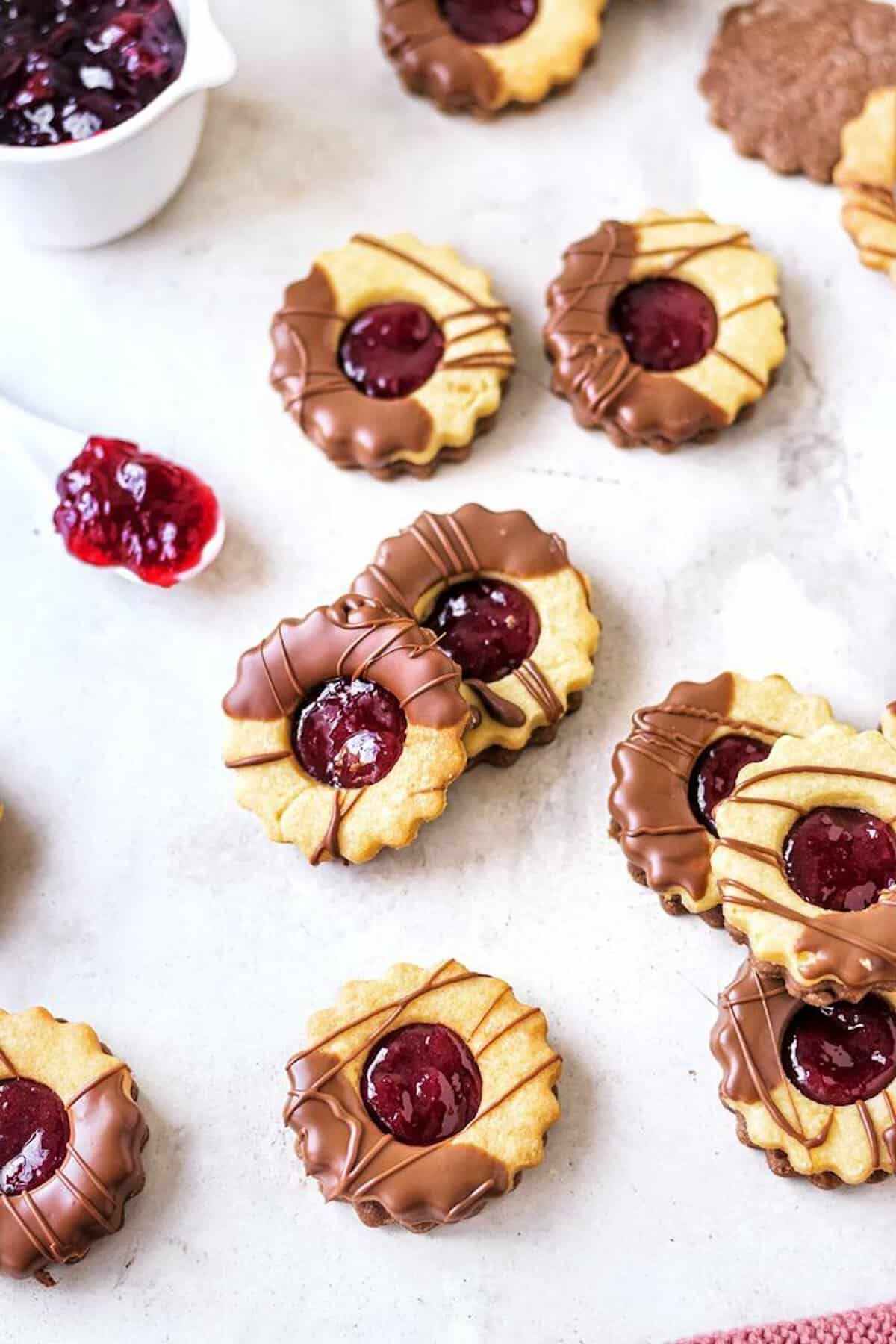 Plätzchen aus hellem und dunklem Teig mit Marmelade und Schokolade