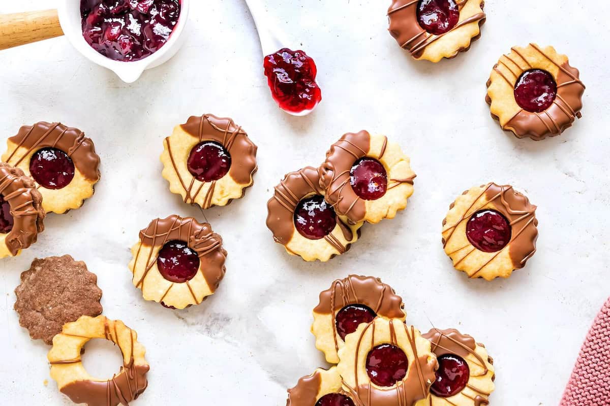 Plätzchen aus hellem und dunklem Teig mit Marmelade und Schokolade
