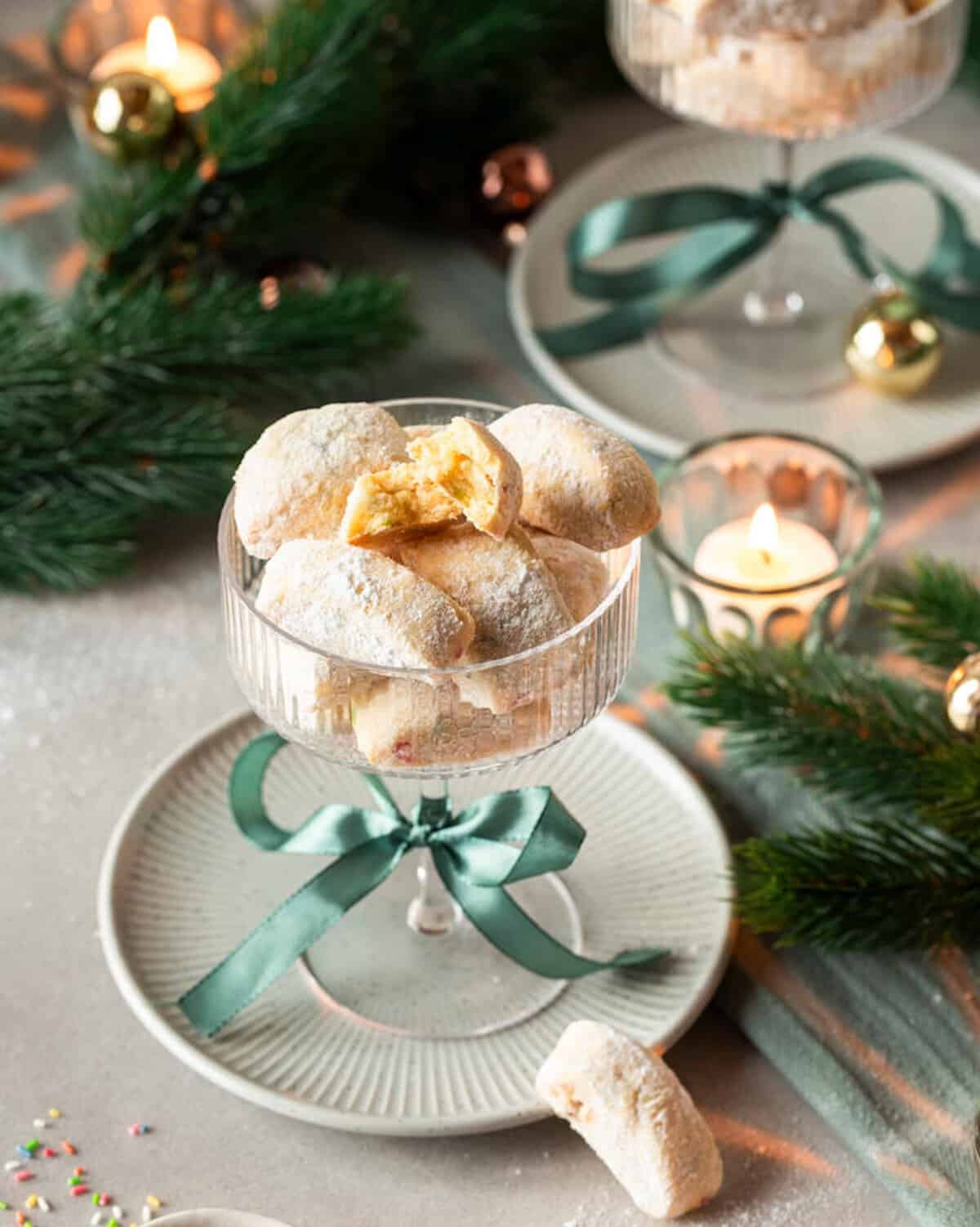 Eine Glasschale it Plätzchen
